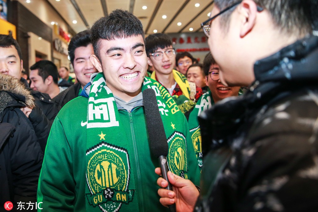 图集:国安球迷齐聚北京南站,等待球队载誉归来