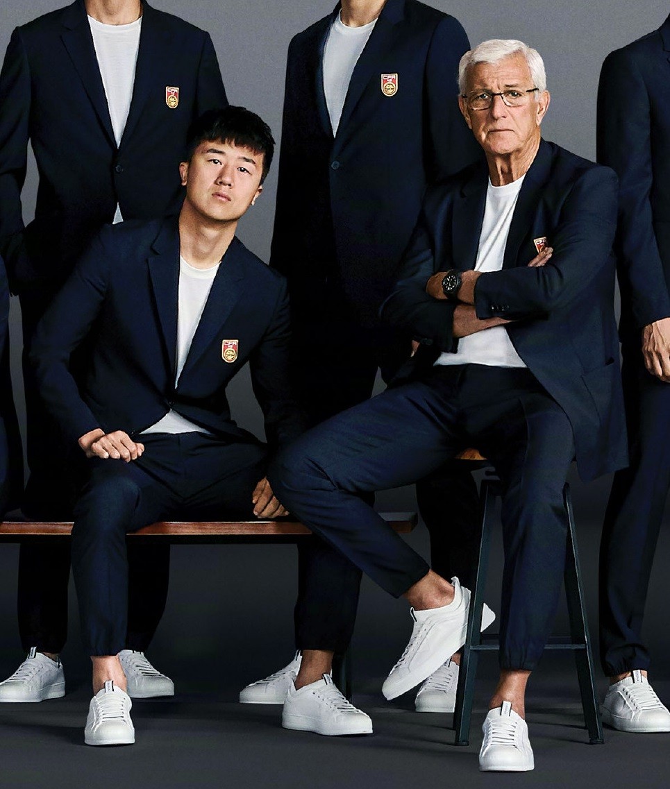 中国足球队官微发布国足西装大合照,鲁能u23小将.