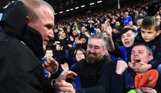 真人版FM!铁杆球迷带英乙球队干掉英超新贵