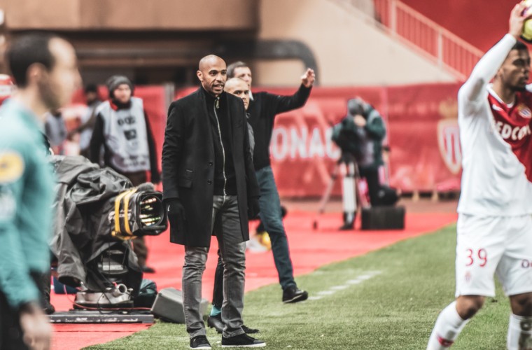 纳尔多7分钟染红法布雷加斯失误,摩纳哥主场1