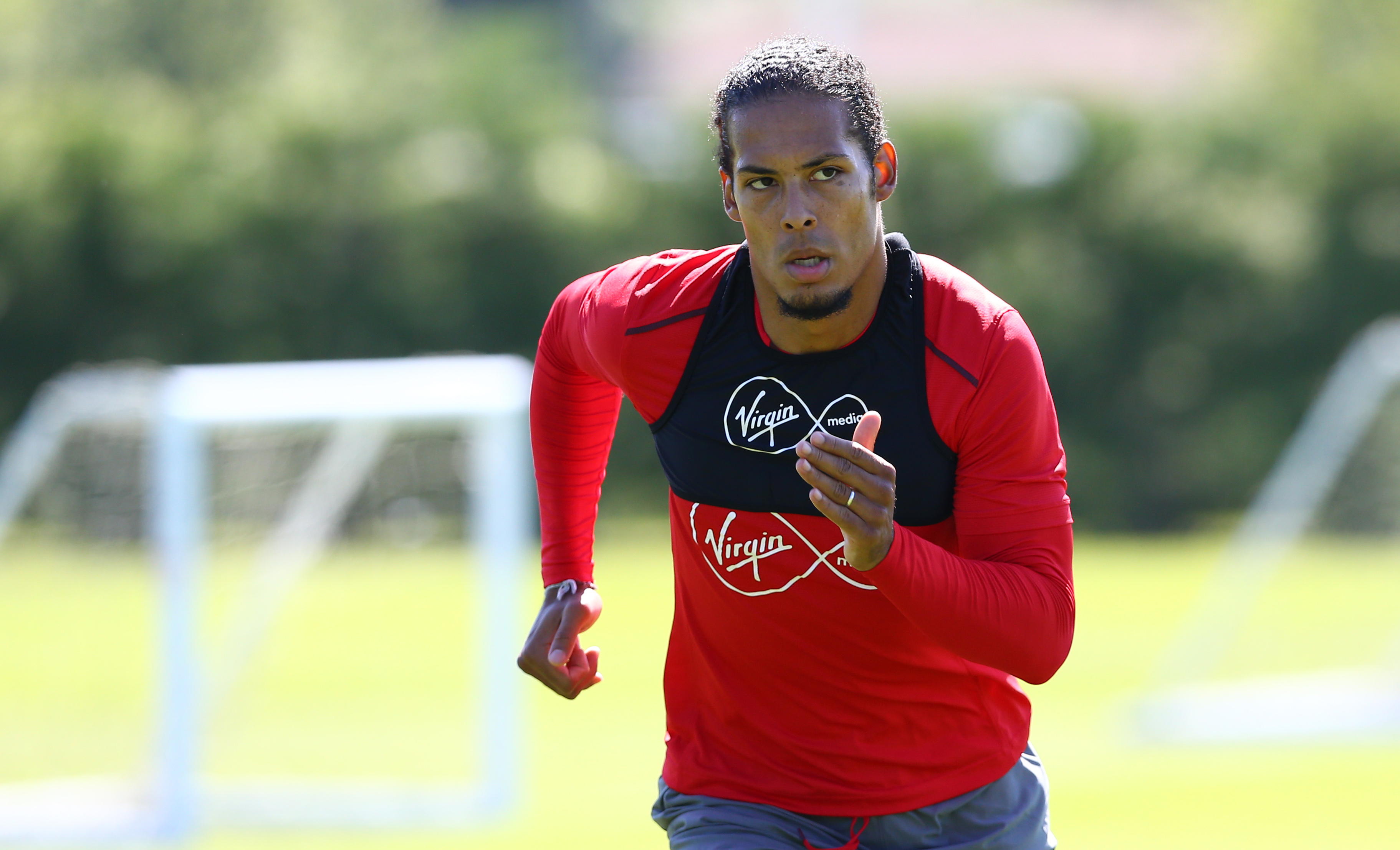 祝贺前圣徒后卫范戴克获得2018/19赛季欧足联.