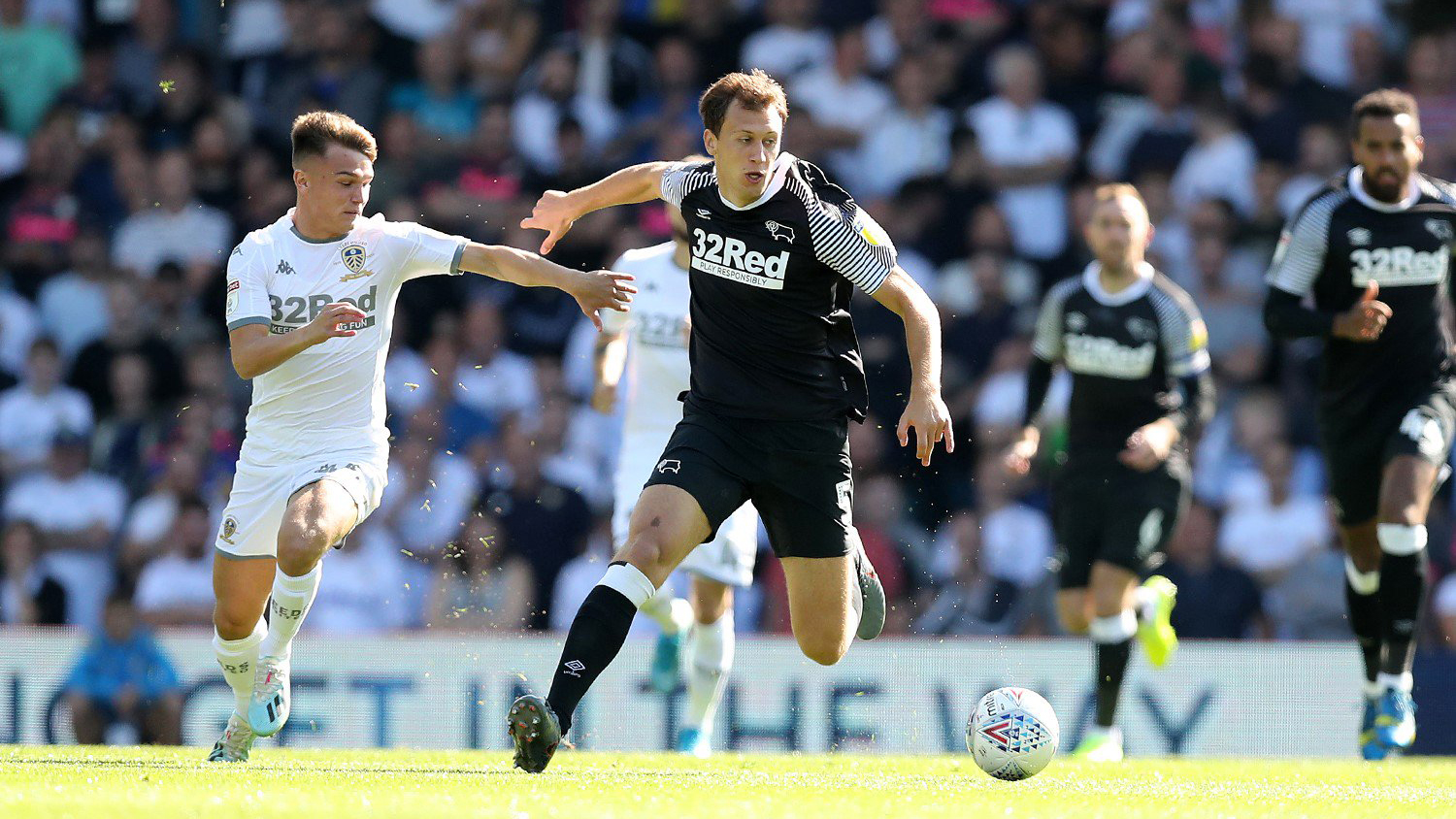 伤停补时阶段,德比郡在后场断球后发起一次快速反击,马克