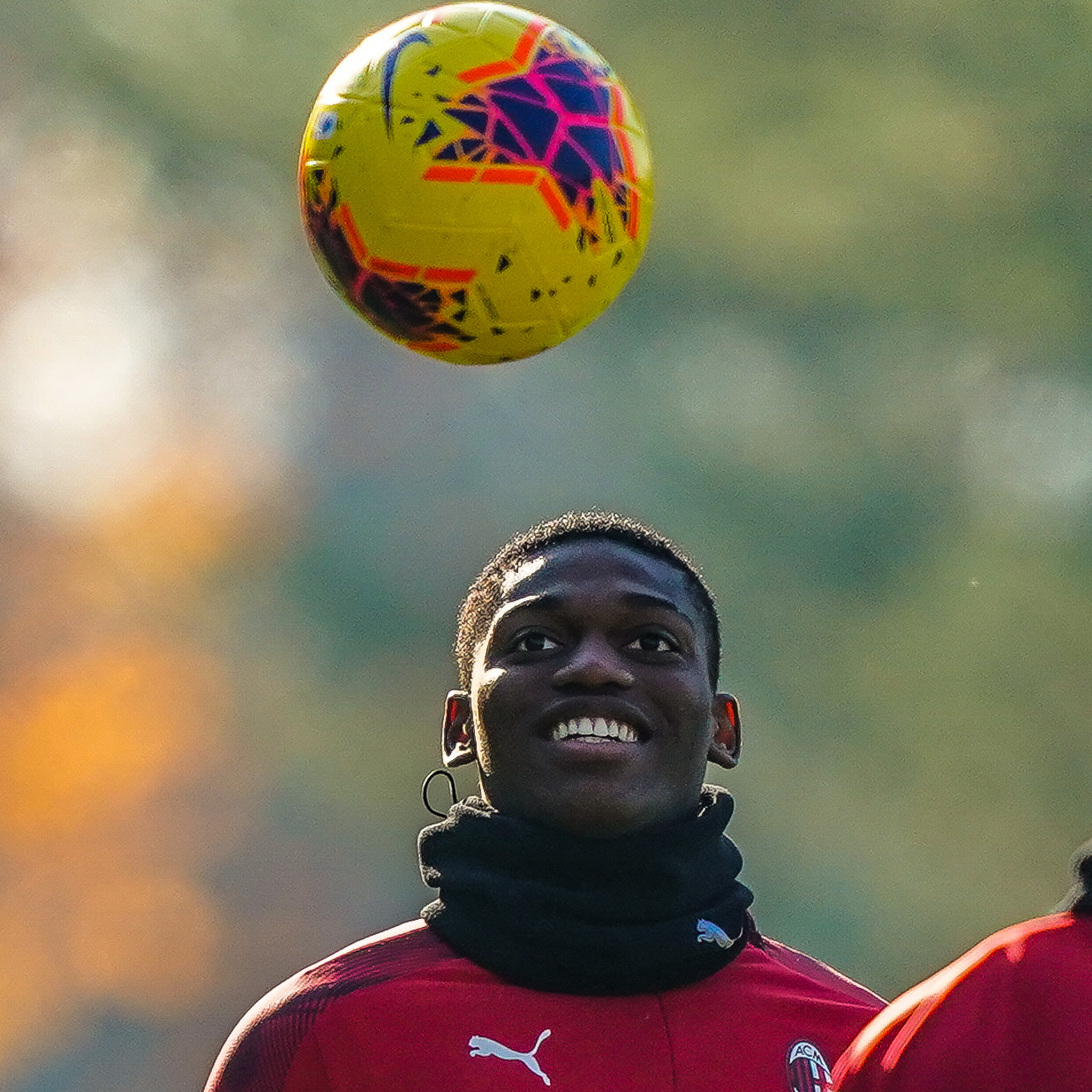 米兰内洛天气晴。出征博洛尼亚前,红黑将士们