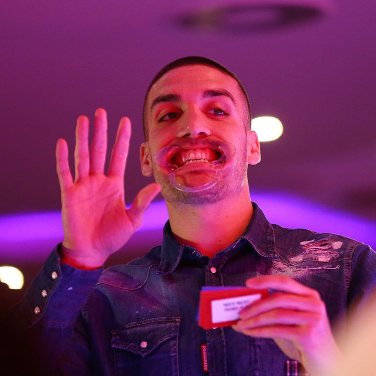 罗梅乌的这个造型让我想到了电影《沉默的羔羊