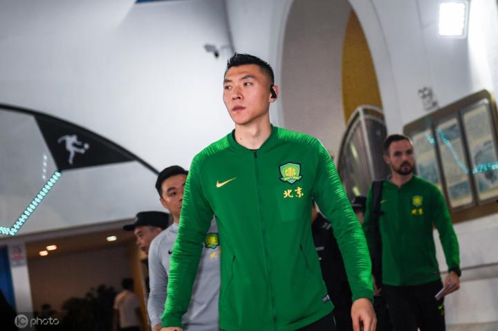 于大宝展示新赛季的22号球衣,并表示已与国安续约