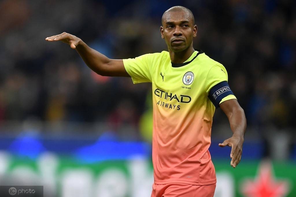 费尔南迪尼奥:结束与曼城的合同后,愿减薪重返巴西踢