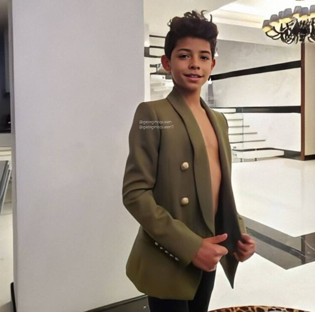 迷你罗更新ins:时尚小伙儿亮相,西装 烫头造型帅翻众