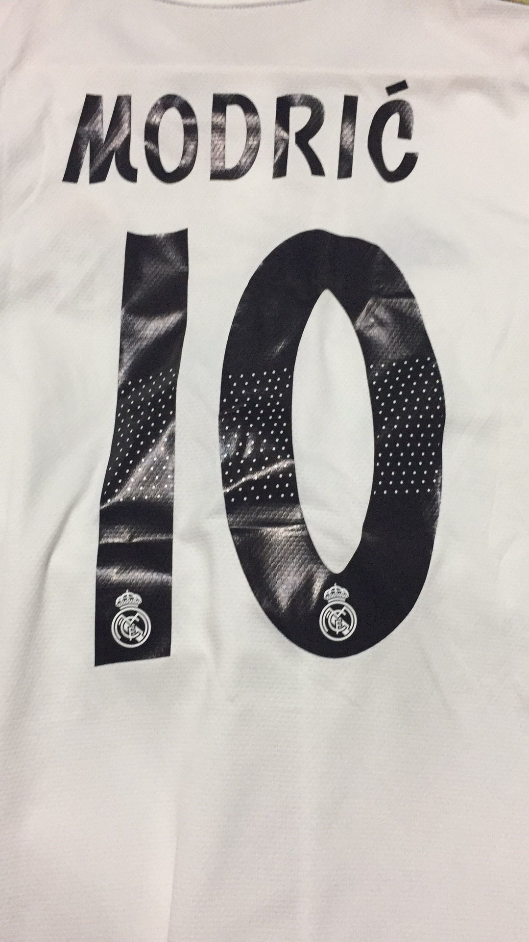 皇马1819主场 球衣感觉没问题 字感觉是D的