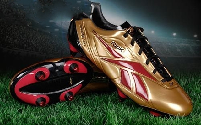 也是pure的国际版第一次用金色,当时两位老将米利托和西多夫都有使用