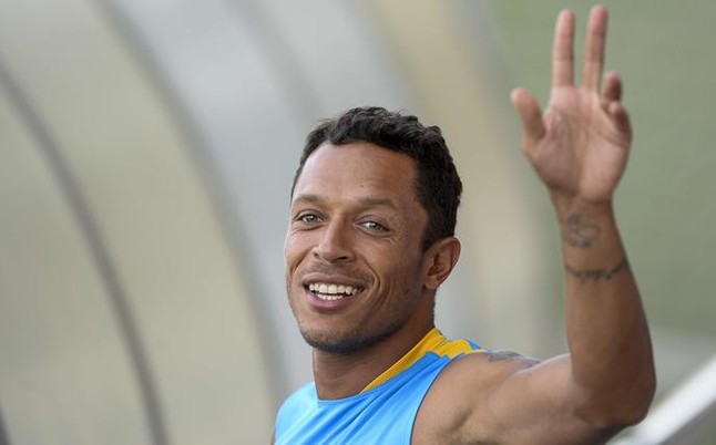 目前看来巴塞罗那的阿德里亚诺距离罗马是越来越近了,有媒体透露