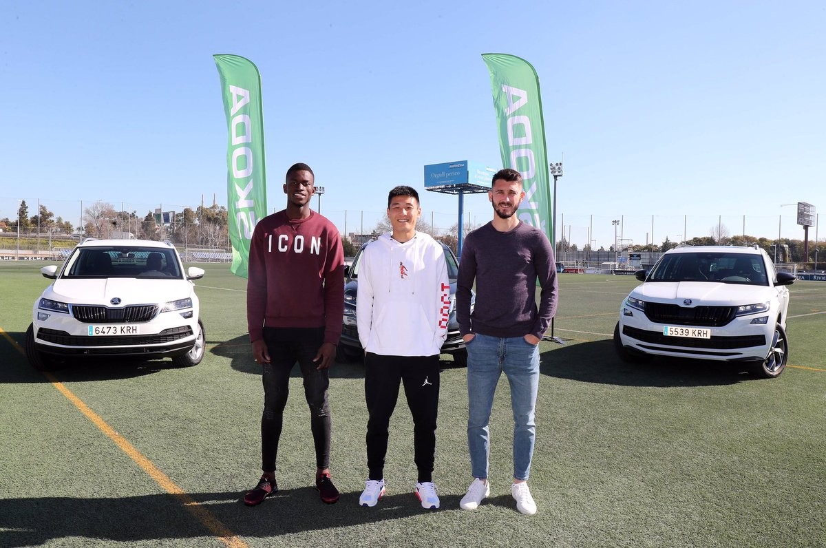 帅气出镜,武磊与另外两位新援喜提新车