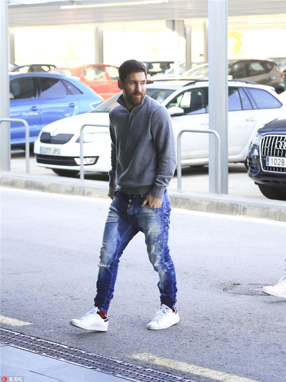 c罗(白衬衣搭配棕夹克)