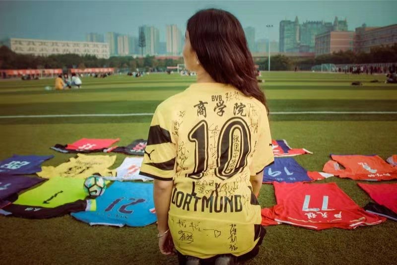 嗯嗯,你说你还是校足球队的经理?