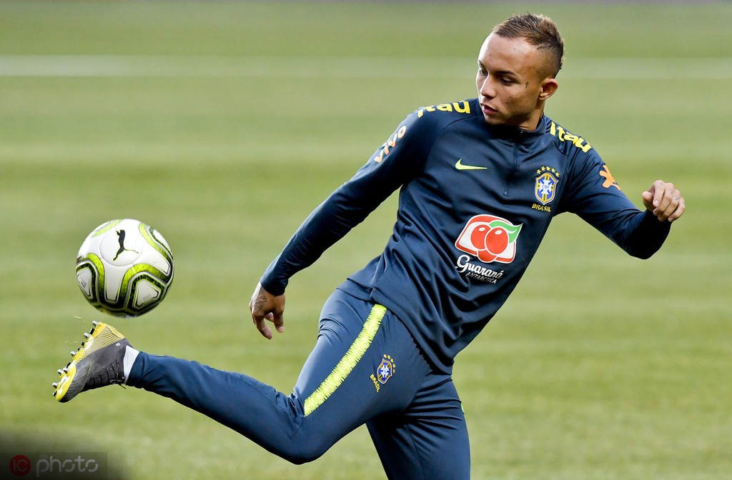 巴西国脚埃弗顿:很高兴米兰对我感兴趣,愿意和帕奎塔当队友