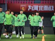 国安战河北王刚缺席赛前训练，朴成伤愈回归