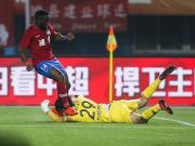 奥汉德扎、巴索戈赛后看望杨启鹏，当面致歉并祝其早日康复
