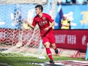 上港2-1大连联赛6连胜暂登榜首，李圣龙传射，李建滨失误送礼