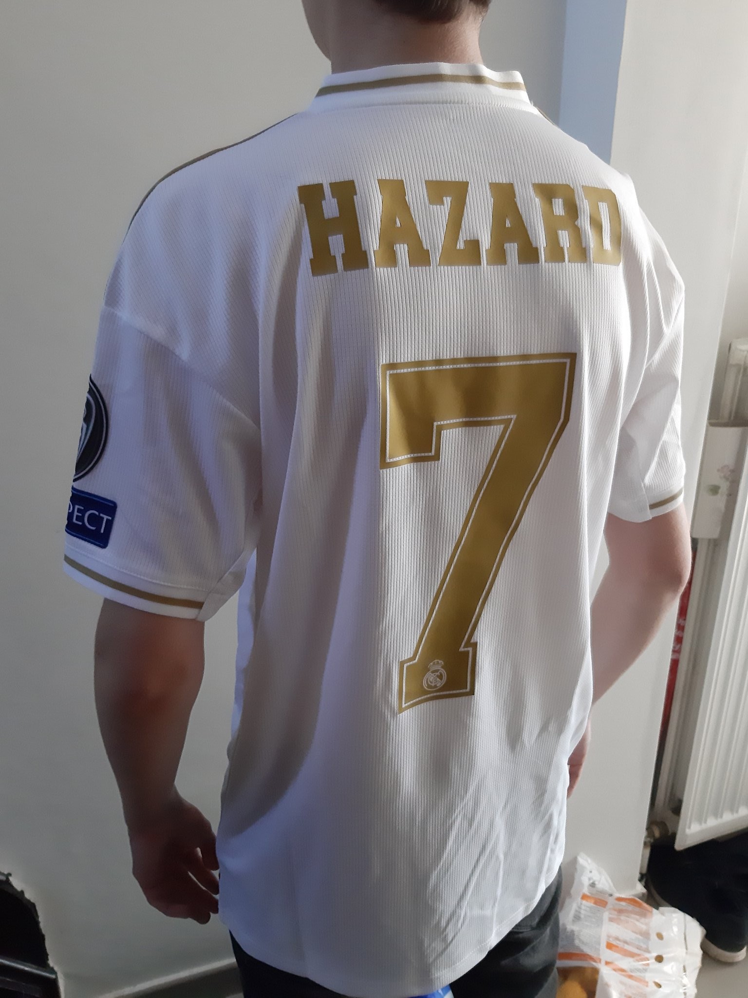 石锤了?球迷在皇马官网买阿扎尔10号球衣,结果收到的是7号