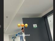 等着吓谁呢？金玟哉拍到奥古斯托偷偷藏在理疗室门后