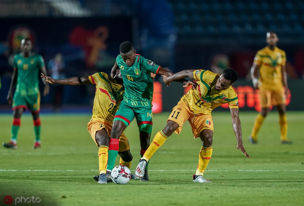 和队长因为争着先理发而吵架,马里前锋被开除出球队