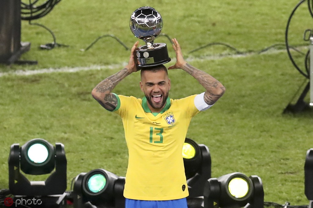 老当益壮!36岁阿尔维斯荣获本届美洲杯最佳球员