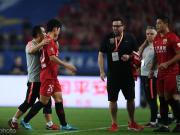 记者：杨世元胸前刮出五道杠，是皮外伤不用去医院