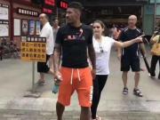 保利尼奥现身菜市场，面对球迷的合影签名需求来者不拒