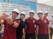 送温暖，王燊超等四人作为上港球员代表慰问新球场建设工人