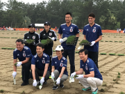 吉田麻也在社交网站上晒出他与国家队队友酒井宏树在...