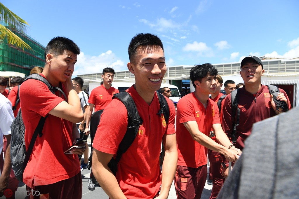 图集:国足抵达马尔代夫,登船前往酒店