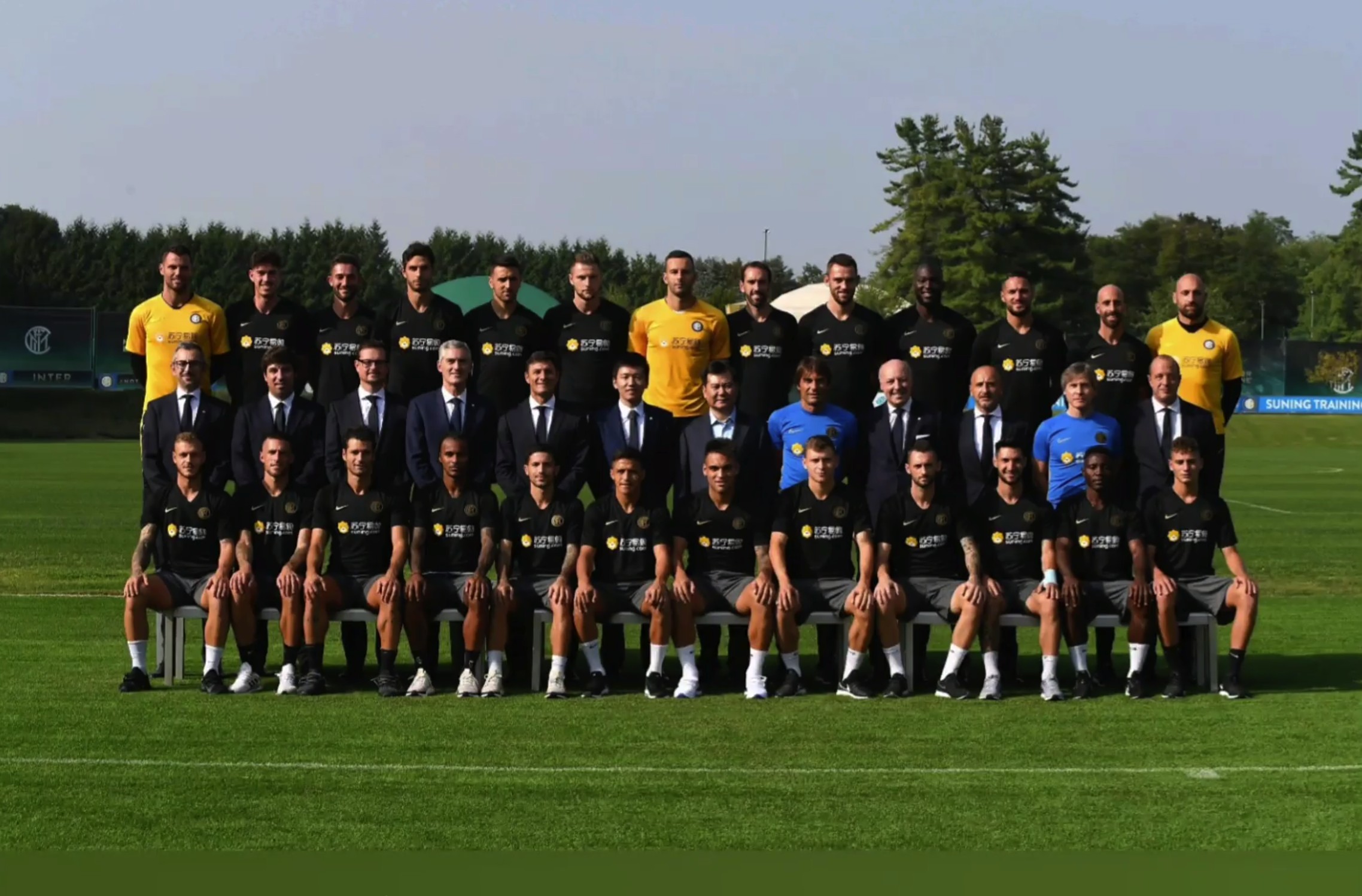 亲临国米训练基地,张近东发表讲话并和全队拍摄全家福 — 国际米兰