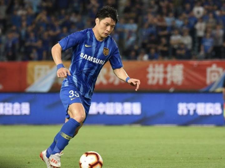 他出生于贵州贵阳,效力过四川全兴、成都谢菲联、浙...