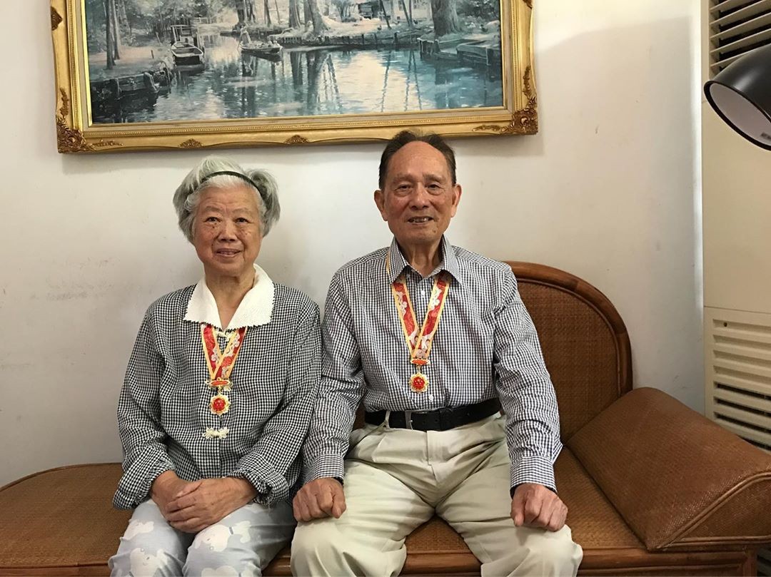 光荣!贺惯晒长辈佩戴"庆祝新中国成立70周年"纪念奖章照片