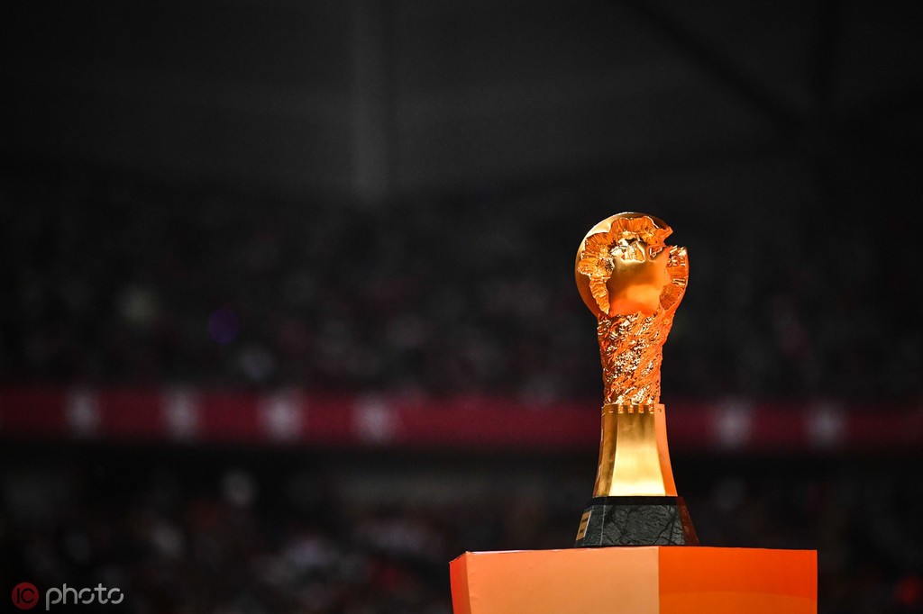 记者:恒大有的奖杯都氧化了;申花联赛冠军奖杯丢了