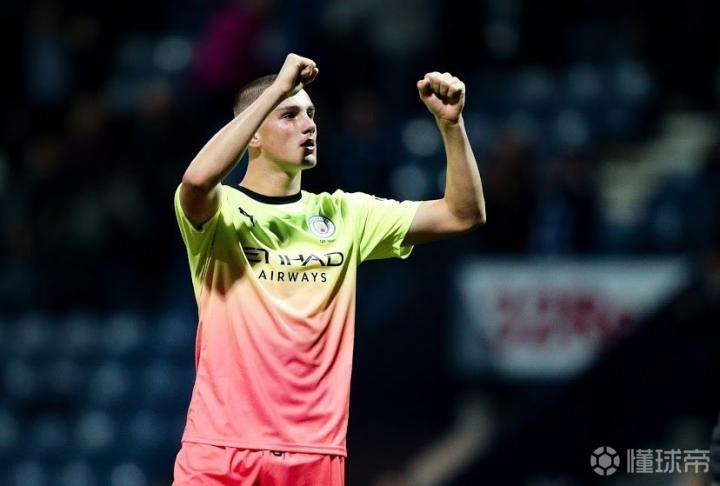 被打脸了,曼城小将贝利斯吹嘘自己赚钱多反而被对手击败了