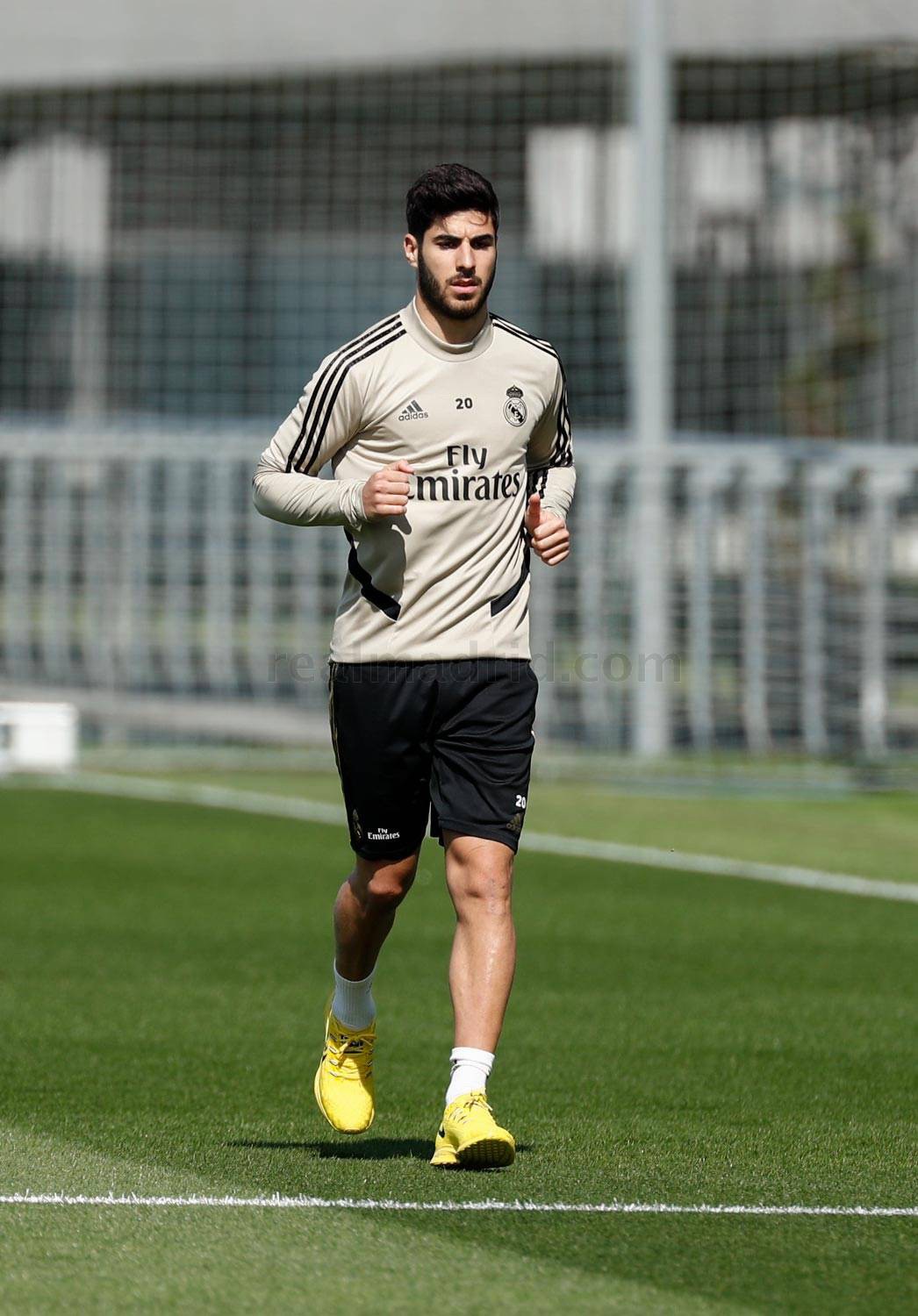 皇马备战联赛伊斯科室内训练阿森西奥仍在恢复过程中