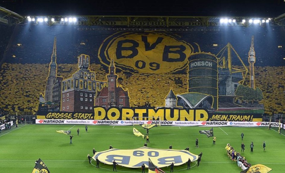 《鲁尔新闻报》表示,多特蒙德的铁杆球迷们为了制作最近的两幅tifo