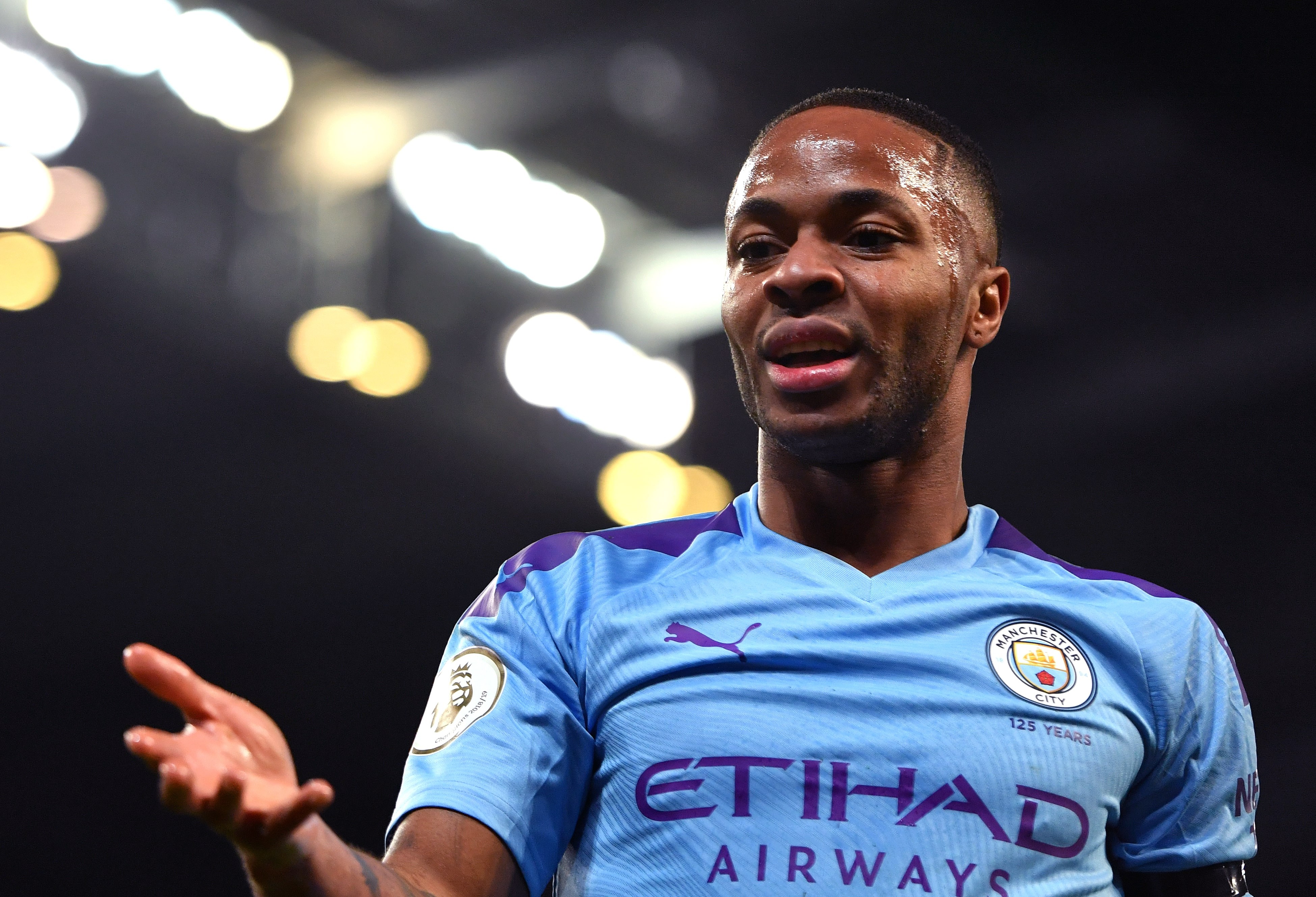 身边人士:斯特林现在专注于曼城,但是他没忘记利物浦