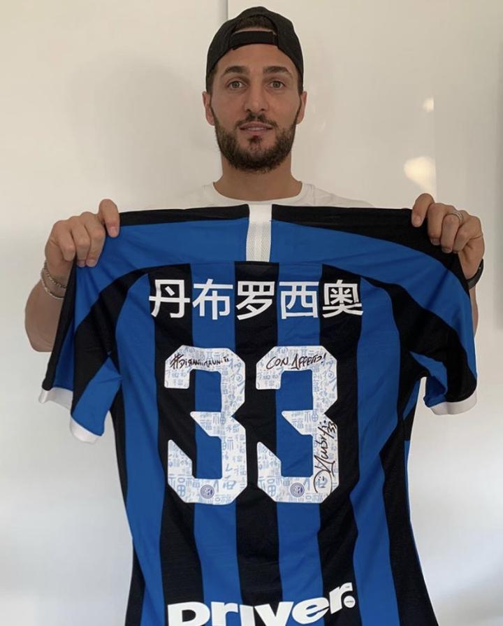 丹布罗西奥拍卖自己中文名球衣,为需要帮助的家庭筹款