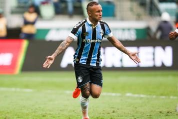 意媒:米兰依然在关注巴西国脚埃弗顿