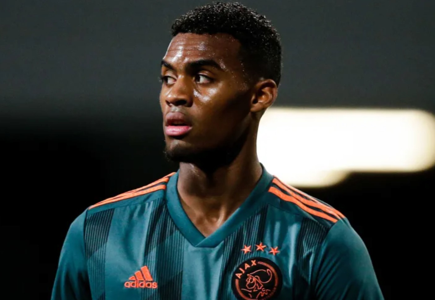 荷媒米兰和罗马对阿贾克斯新星格拉文贝尔奇感兴趣