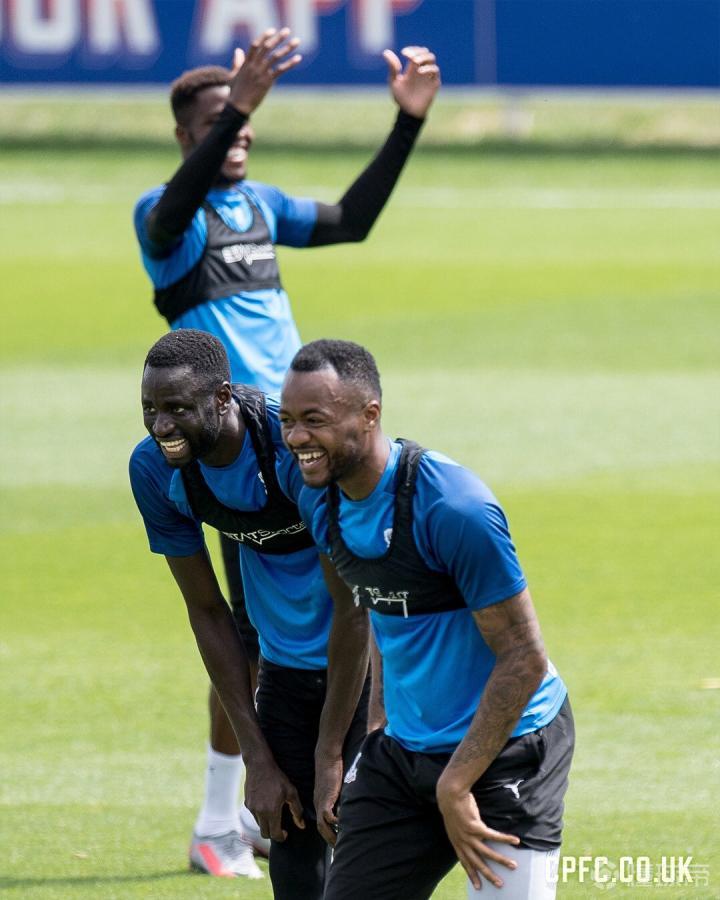 备战伯恩茅斯!我鹰队内氛围很high