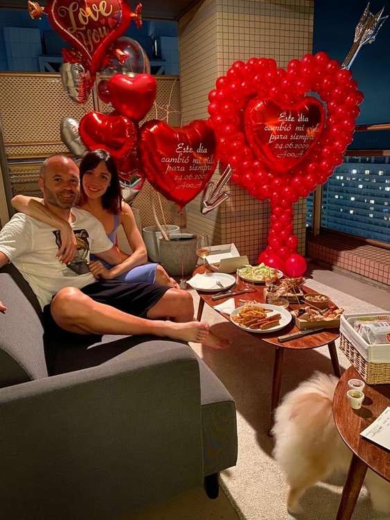 撒狗粮了,伊涅斯塔晒与妻子合影纪念结婚13周年