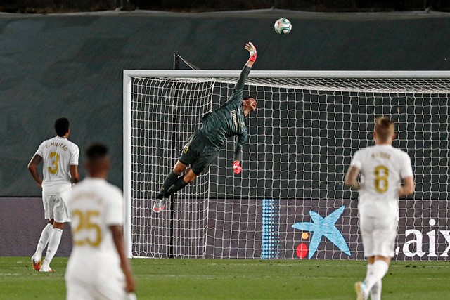 库尔图瓦谈关键扑救:我身高两米,我很灵活