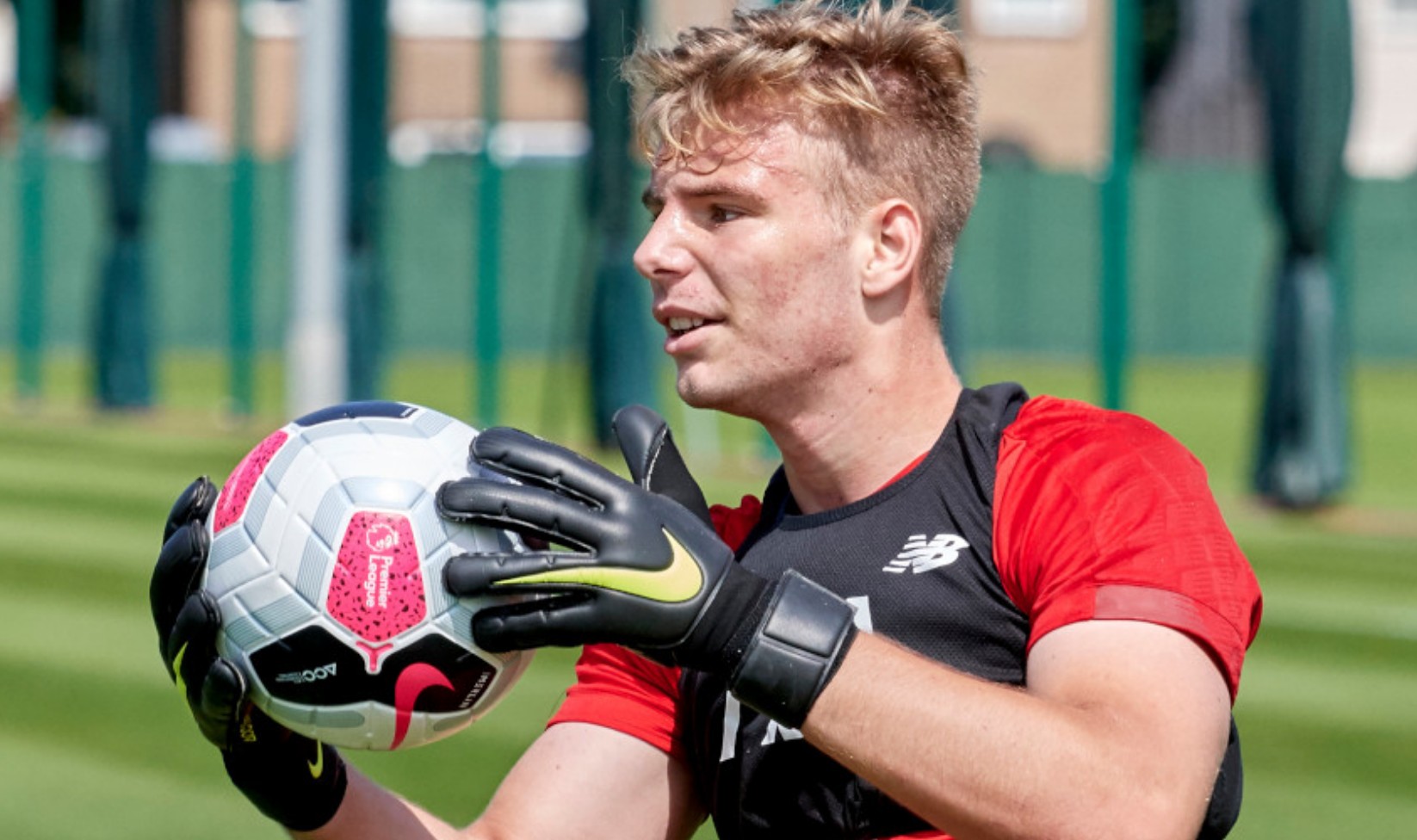 官方利物浦与青年队18岁门将亚罗什签下长约