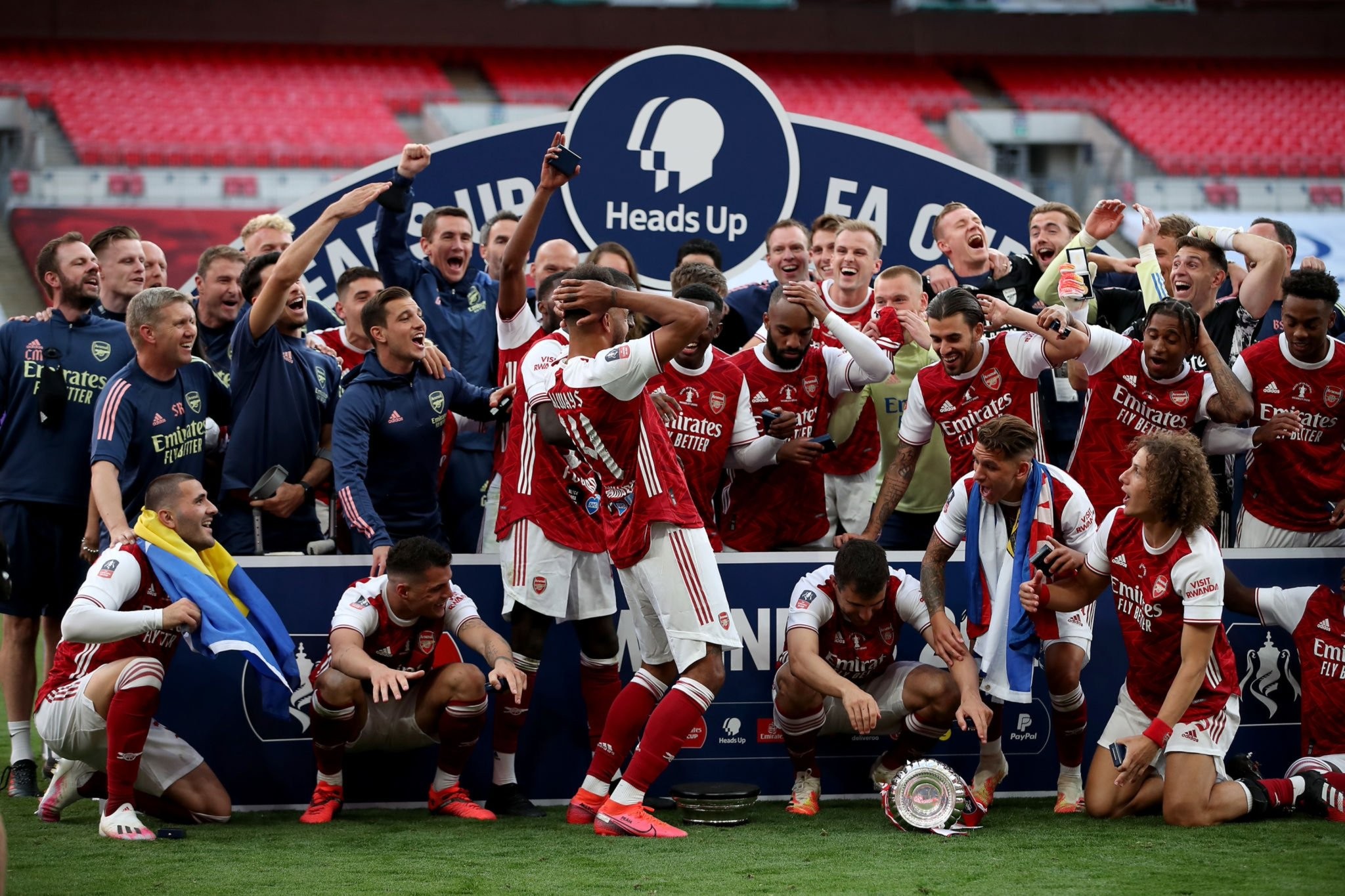 霍尔丁谈奥巴梅扬摔奖杯好像慢慢开始流行起来了