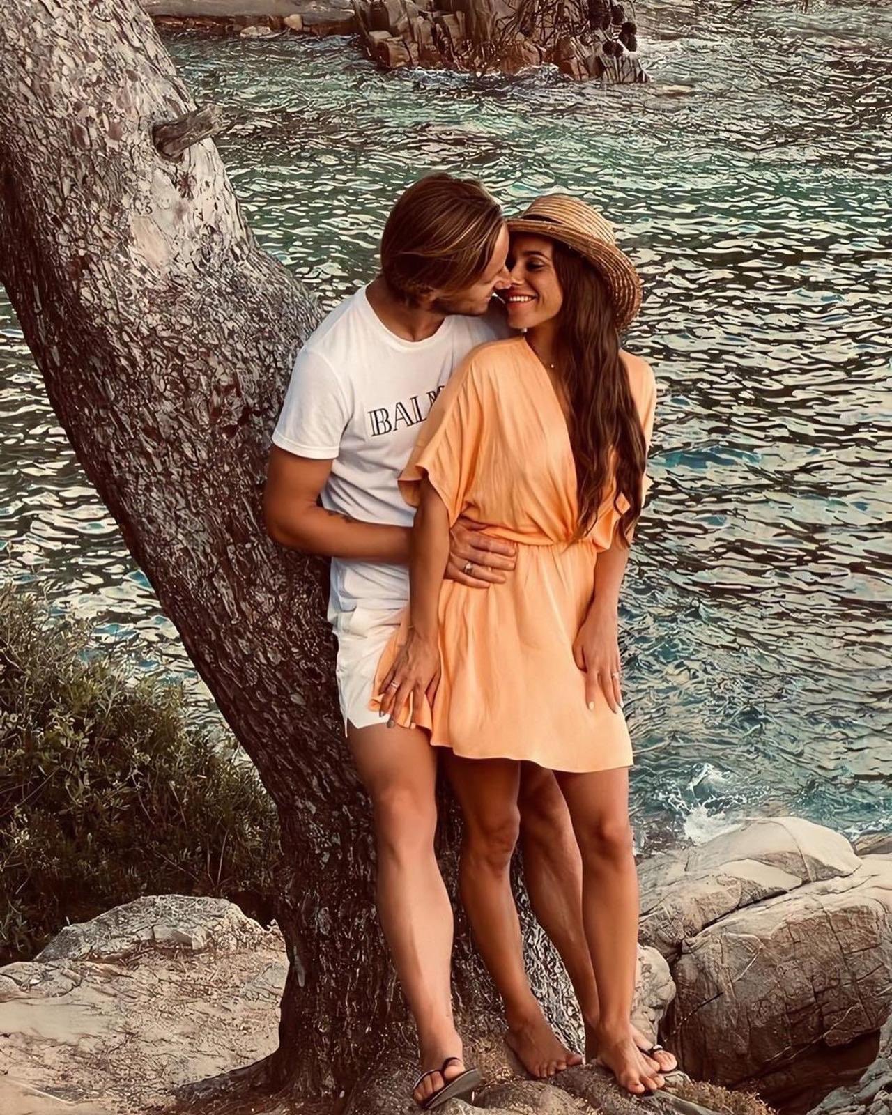 撒狗粮拉基蒂奇发推庆祝与妻子九周年纪念日