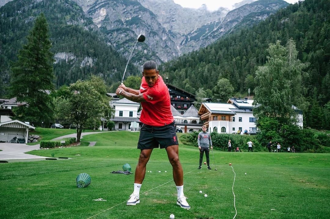 范戴克晒打高尔夫照片网友邀请贝尔一起打吧