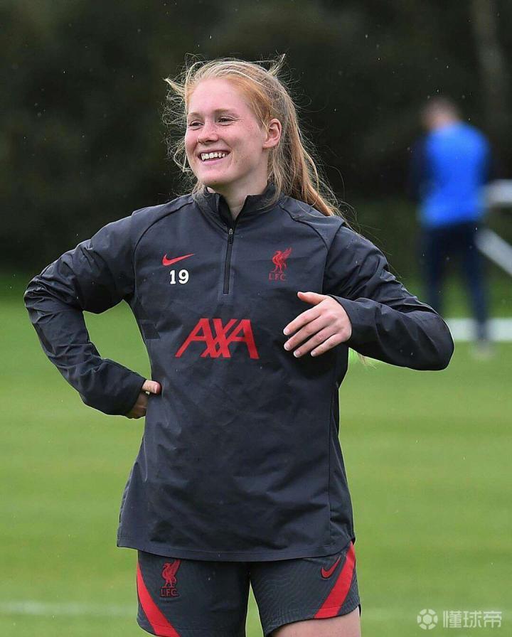 图集丨利物浦女足众球员面带笑容积极备战新赛季