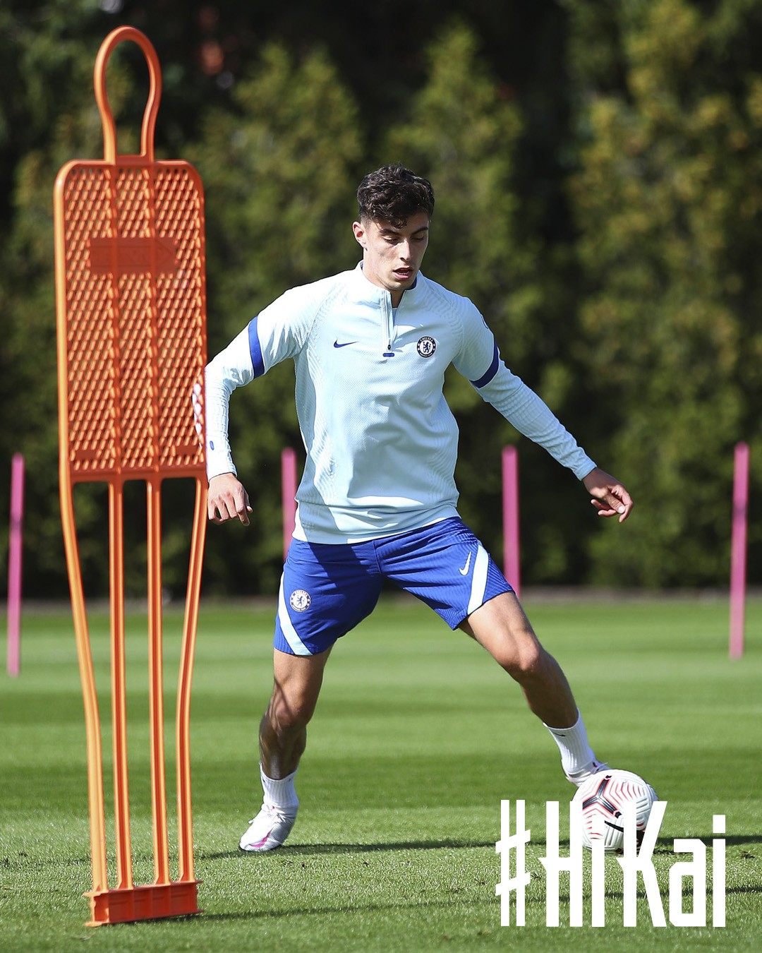 切尔西晒哈弗茨首次训练照:小凯在科巴姆的第一天